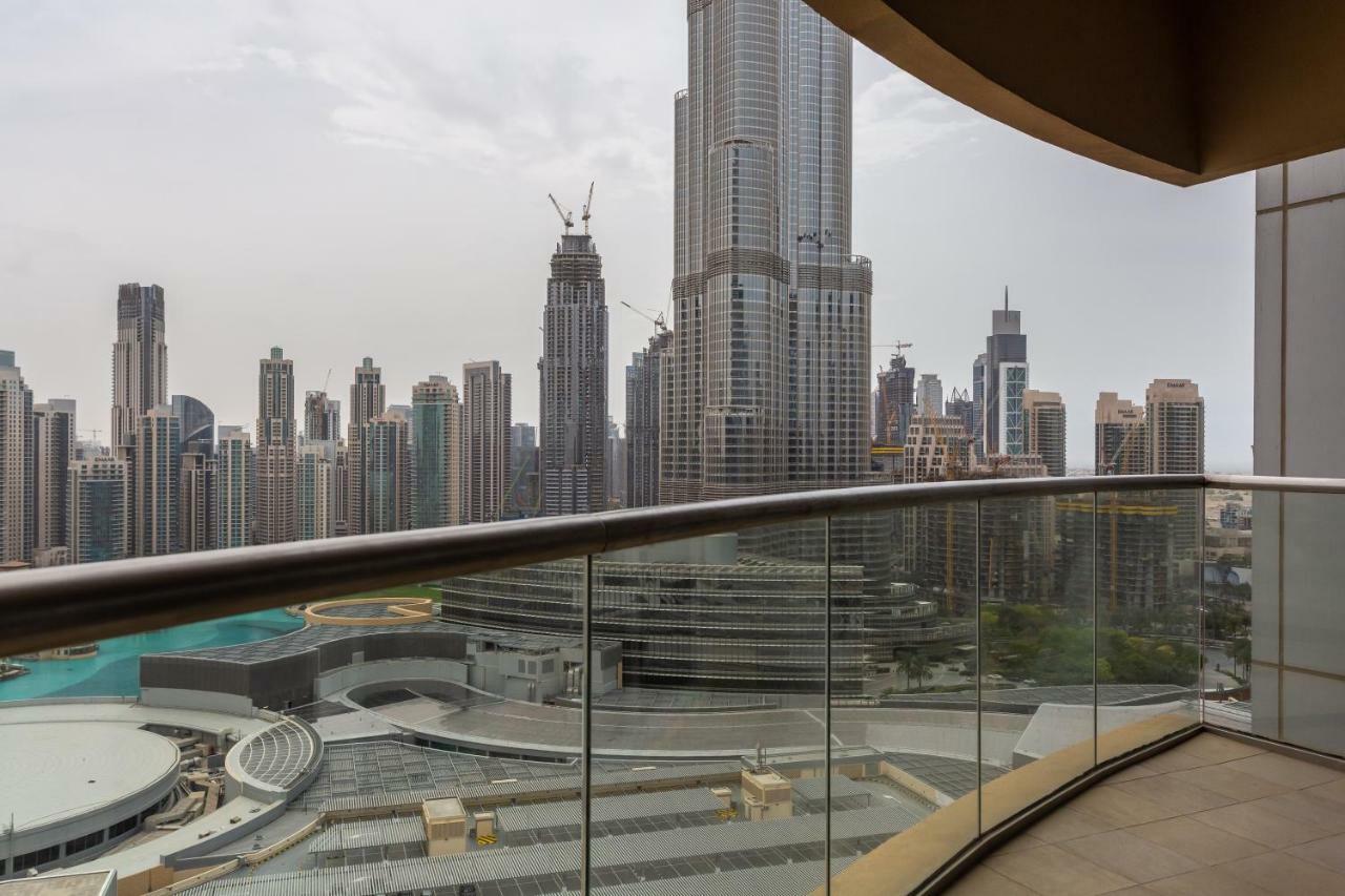 Westminster Dubai Mall Bagian luar foto View of the Dubai skyline from the 122nd floor of the Burj Khalifa