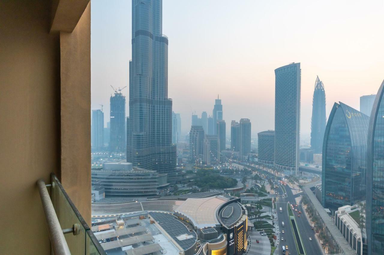Westminster Dubai Mall Bagian luar foto View of the Dubai skyline from the hotel
